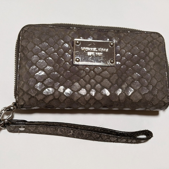 Michael Kors Gray Snake Print pebbled zip Wallet - Picture 1 of 16